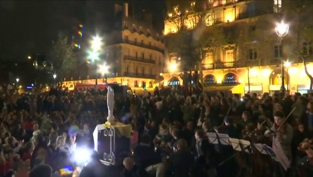 Cientos de parisienes celebran una emotiva vigilia frente a Notre Dame