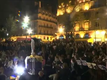Cientos de parisienes celebran una emotiva vigilia frente a Notre Dame Cientos de parisienes celebran una emotiva vigilia frente a Notre Dame
