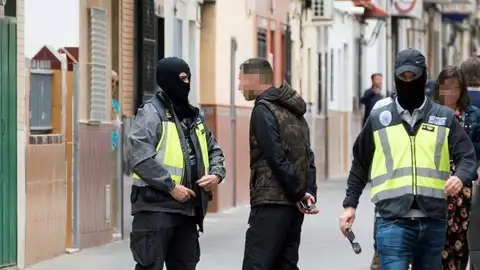 Agentes de la Policía Nacional Registran domicilio del presunto yihadista que pretendía atentar en Sevilla