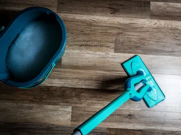 Usar la mapa para fregar el suelo Usar la mapa para fregar el suelo