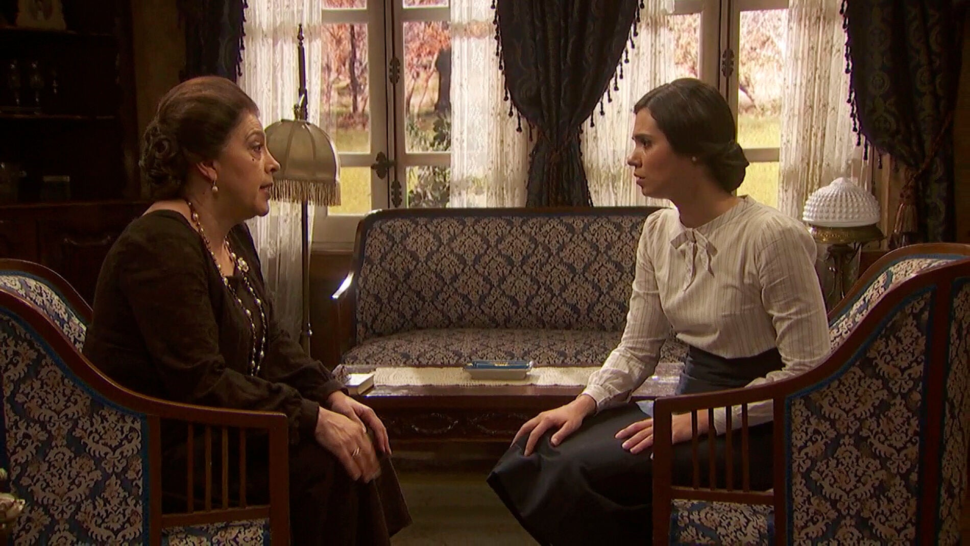 Francisca entrega una carta de Roberto a Mar&iacute;a