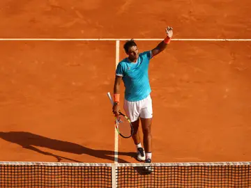 Nadal celebra una victoria en tierra batida Nadal celebra una victoria en tierra batida