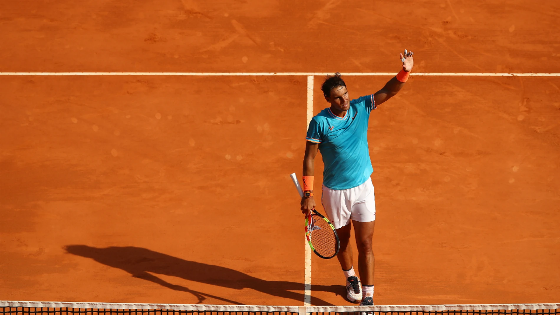 Nadal celebra una victoria en tierra batida Nadal celebra una victoria en tierra batida