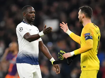 Sissoko se saluda con Lloris Sissoko se saluda con Lloris