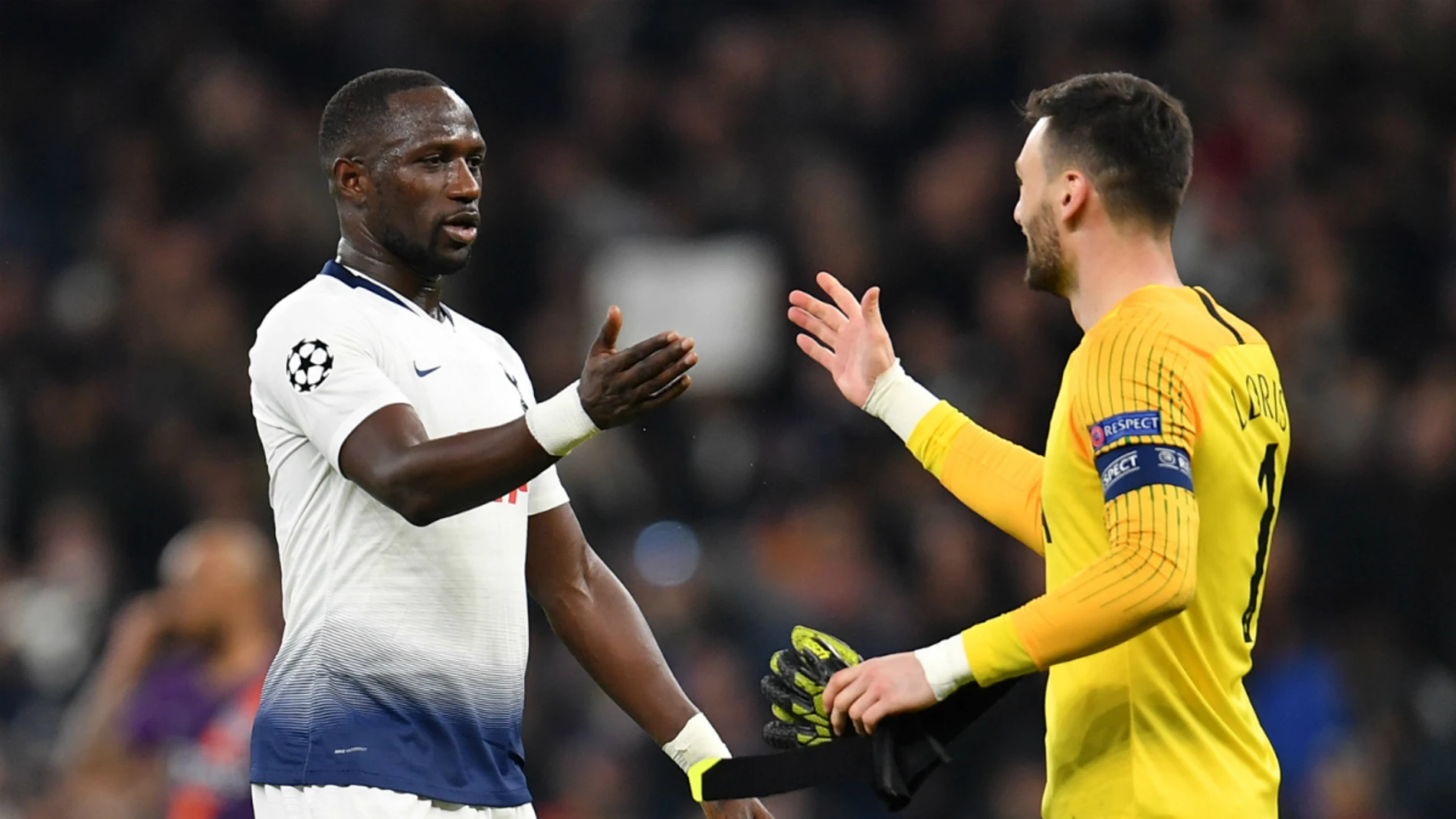 Sissoko se saluda con Lloris Sissoko se saluda con Lloris