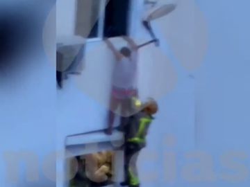 REEMPLAZO: Mueren dos menores y un adulto en un incendio en L'Hospitalet de Llobregat, Barcelona