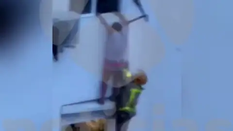 REEMPLAZO: Mueren dos menores y un adulto en un incendio en L'Hospitalet de Llobregat, Barcelona REEMPLAZO: Mueren dos menores y un adulto en un incendio en L'Hospitalet de Llobregat, Barcelona