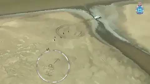 Rescatan a una pareja australiana tras escribir 'HELP' en el barro Rescatan a una pareja australiana tras escribir 'HELP' en el barro