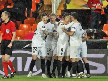 Los jugadores del Valencia celebran un gol ante el Villarreal Los jugadores del Valencia celebran un gol ante el Villarreal