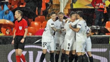 Los jugadores del Valencia celebran un gol ante el Villarreal