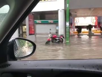 La lluvia y el granizo cobran protagonismo en Sevilla en Semana Santa