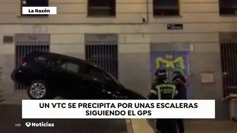 Un VTC cae por unas escaleras por seguir el GPS Un VTC cae por unas escaleras por seguir el GPS