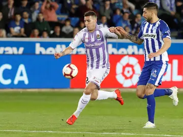 Sergio Guardiola controila un balón ante Guillermo Maripán Sergio Guardiola controila un balón ante Guillermo Maripán