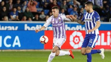 Sergio Guardiola controila un balón ante Guillermo Maripán