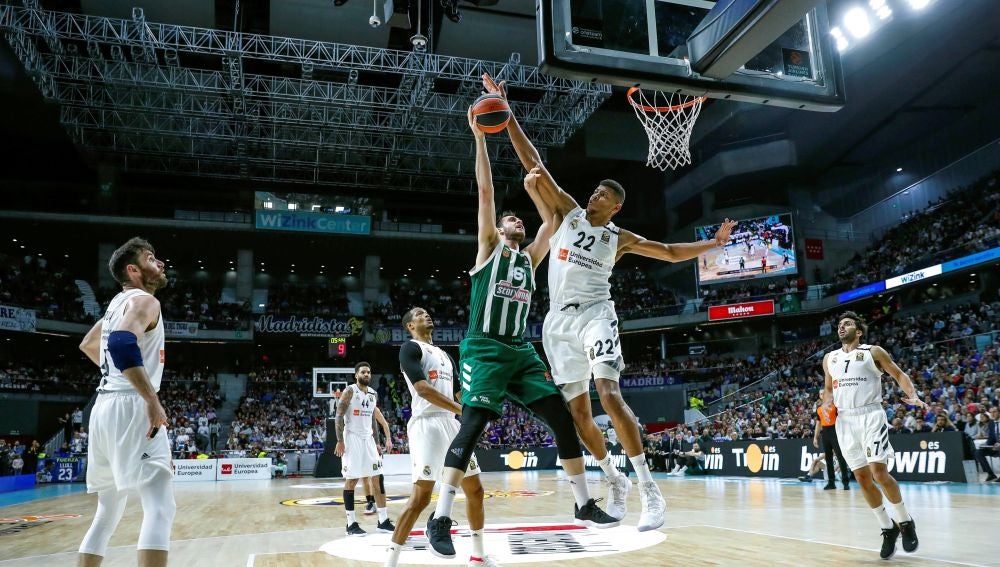 Tavares tapona el lanzamiento de Papagiannis
