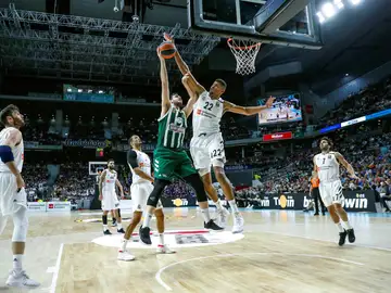 Tavares tapona el lanzamiento de Papagiannis Tavares tapona el lanzamiento de Papagiannis