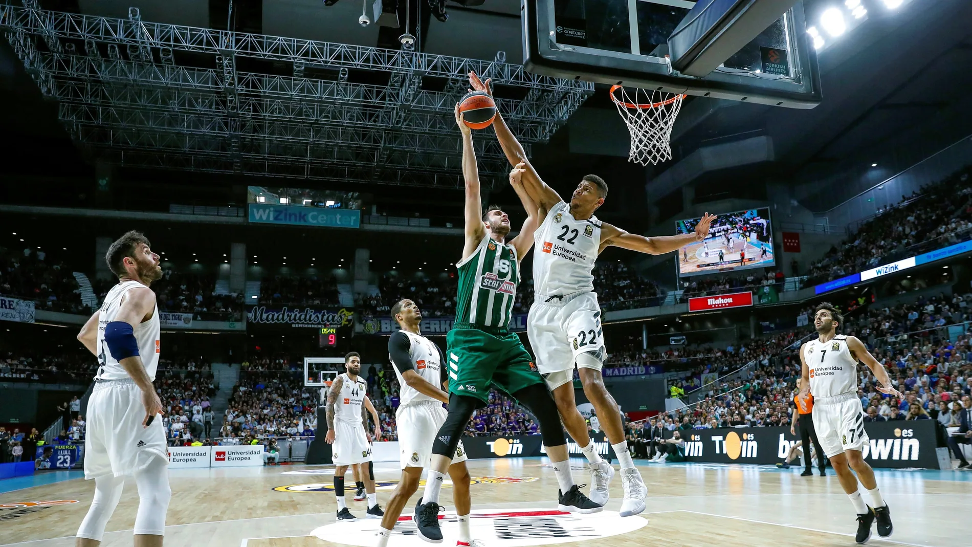 Tavares tapona el lanzamiento de Papagiannis Tavares tapona el lanzamiento de Papagiannis