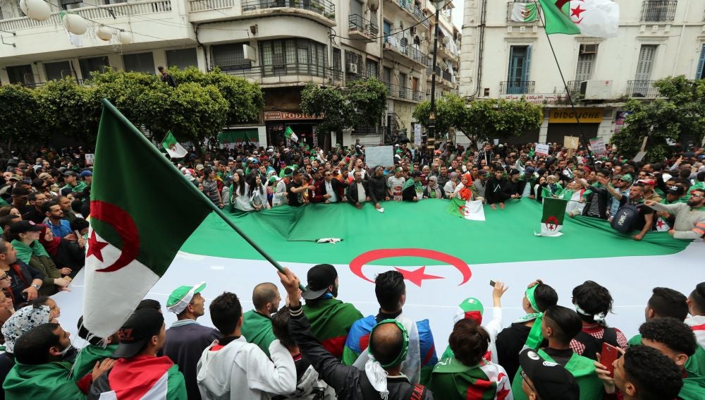 Miles de argelinos mantienen el pulso pese a que la protesta pierde fuelle