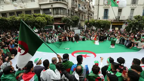 Miles de argelinos mantienen el pulso pese a que la protesta pierde fuelle Miles de argelinos mantienen el pulso pese a que la protesta pierde fuelle