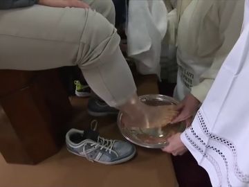 El Papa lava y besa los pies a doce presos en un centro penitenciario de Roma