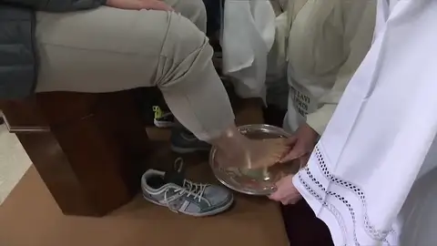 El Papa lava y besa los pies a doce presos en un centro penitenciario de Roma El Papa lava y besa los pies a doce presos en un centro penitenciario de Roma