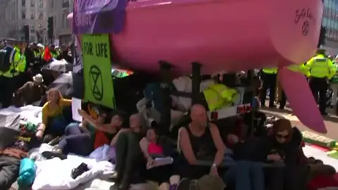 La policía de Londres detiene a más de 500 protestantes contra el cambio climático La policía de Londres detiene a más de 500 protestantes contra el cambio climático