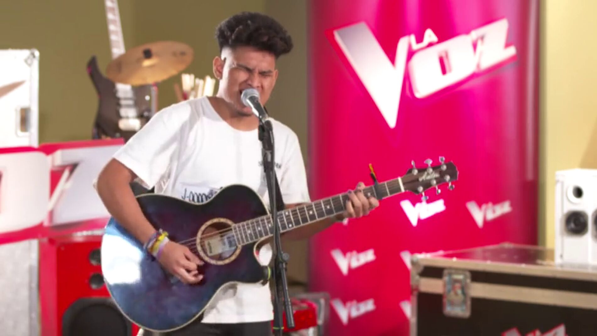 Lion seduce con su voz y su guitarra cantando 'Toxic' en los casting piano 