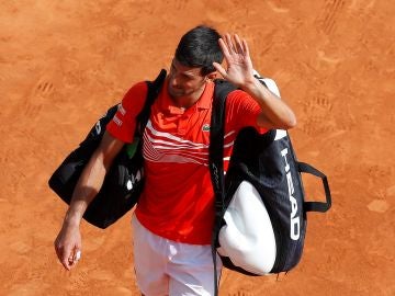Novak Djokovic saluda al público de Montecarlo tras su derrota ante Daniil Medvedev