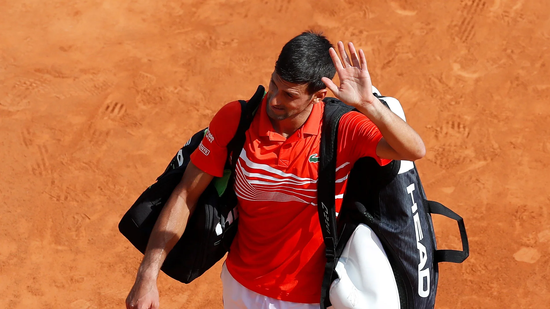 Novak Djokovic saluda al público de Montecarlo tras su derrota ante Daniil Medvedev Novak Djokovic saluda al público de Montecarlo tras su derrota ante Daniil Medvedev
