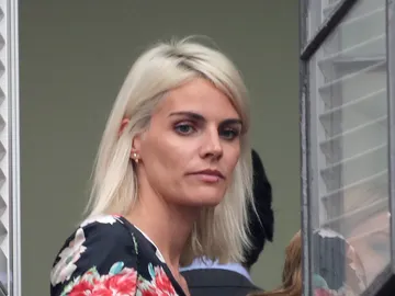 Amaia Salamanca viendo la procesión desde el balcón Amaia Salamanca viendo la procesión desde el balcón