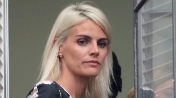 Amaia Salamanca viendo la procesión desde el balcón Amaia Salamanca viendo la procesión desde el balcón