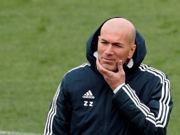 Zidane observa a sus jugadores en el entrenamiento en Valdebebas