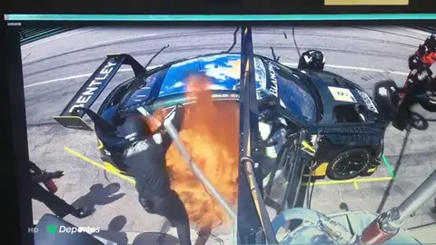 Brutal incendio en el coche de Andy Soucek en pleno repostaje: "Fueron momentos de mucha tensión" Brutal incendio en el coche de Andy Soucek en pleno repostaje: "Fueron momentos de mucha tensión"