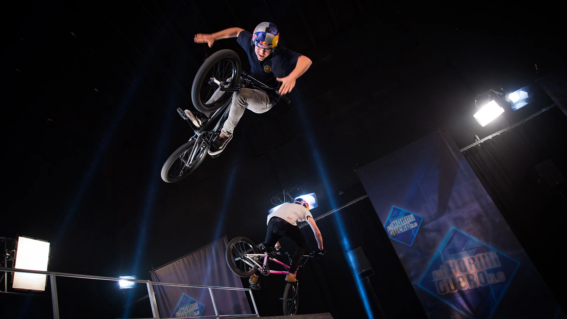 Manel Fuentes disfruta de una espectacular exhibición de skate y BMX en 'El Hormiguero 3.0'