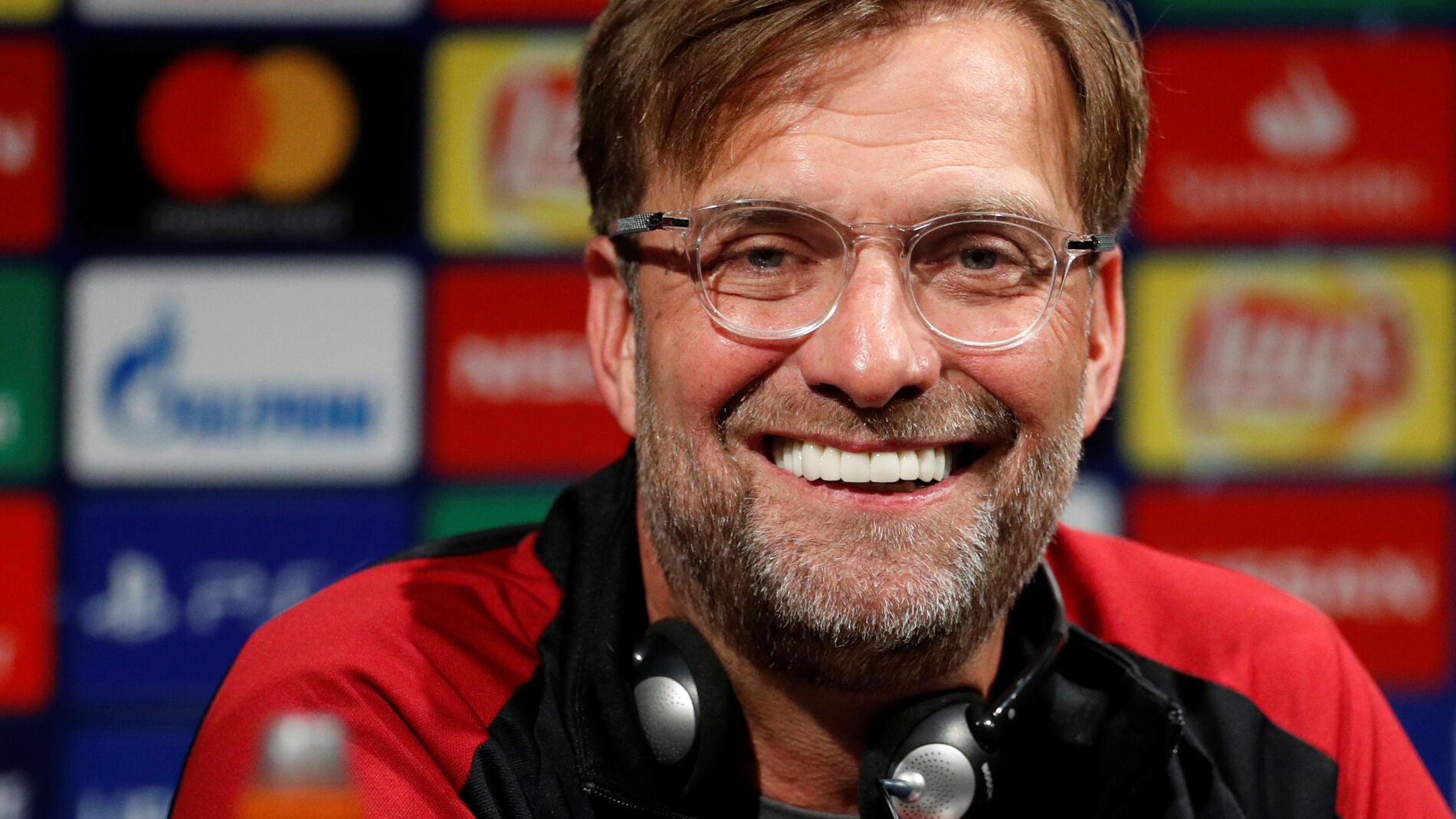 Klopp sonr&iacute;e en la sala de prensa