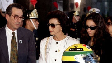 Los padres y la hermana de Ayrton Senna, durante el funeral del piloto