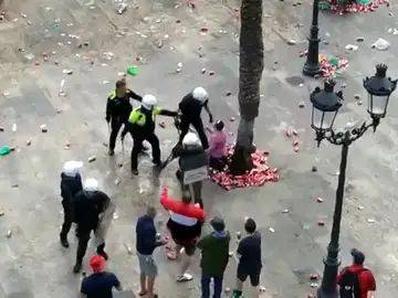 Detenidos seis aficionados del Liverpool por incidentes en Barcelona Detenidos seis aficionados del Liverpool por incidentes en Barcelona