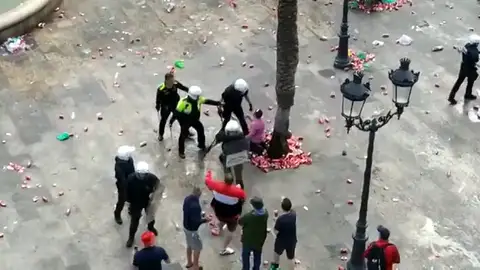 Detenidos seis aficionados del Liverpool por incidentes en Barcelona Detenidos seis aficionados del Liverpool por incidentes en Barcelona