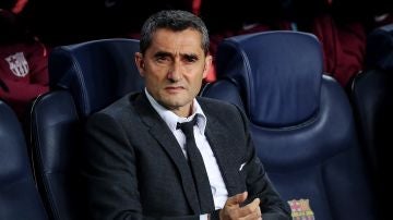 Ernesto Valverde, con gesto serio en el banquillo