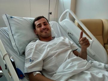 Iker Casillas sonríe desde la cama del hospital