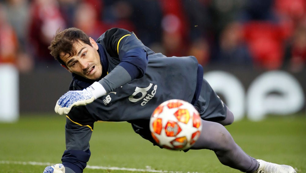 Iker Casillas realiza una parada durante un partido