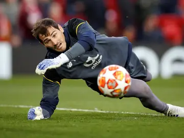 Iker Casillas realiza una parada durante un partido Iker Casillas realiza una parada durante un partido
