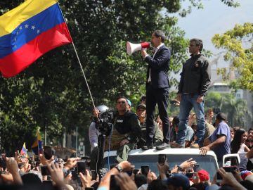 Juan Guaidó y el líder opositor Leopoldo López participan en una manifestación en apoyo a su levantamiento contra el gobierno de Nicolás Maduro el pasado martes 30 de abril, en Caracas