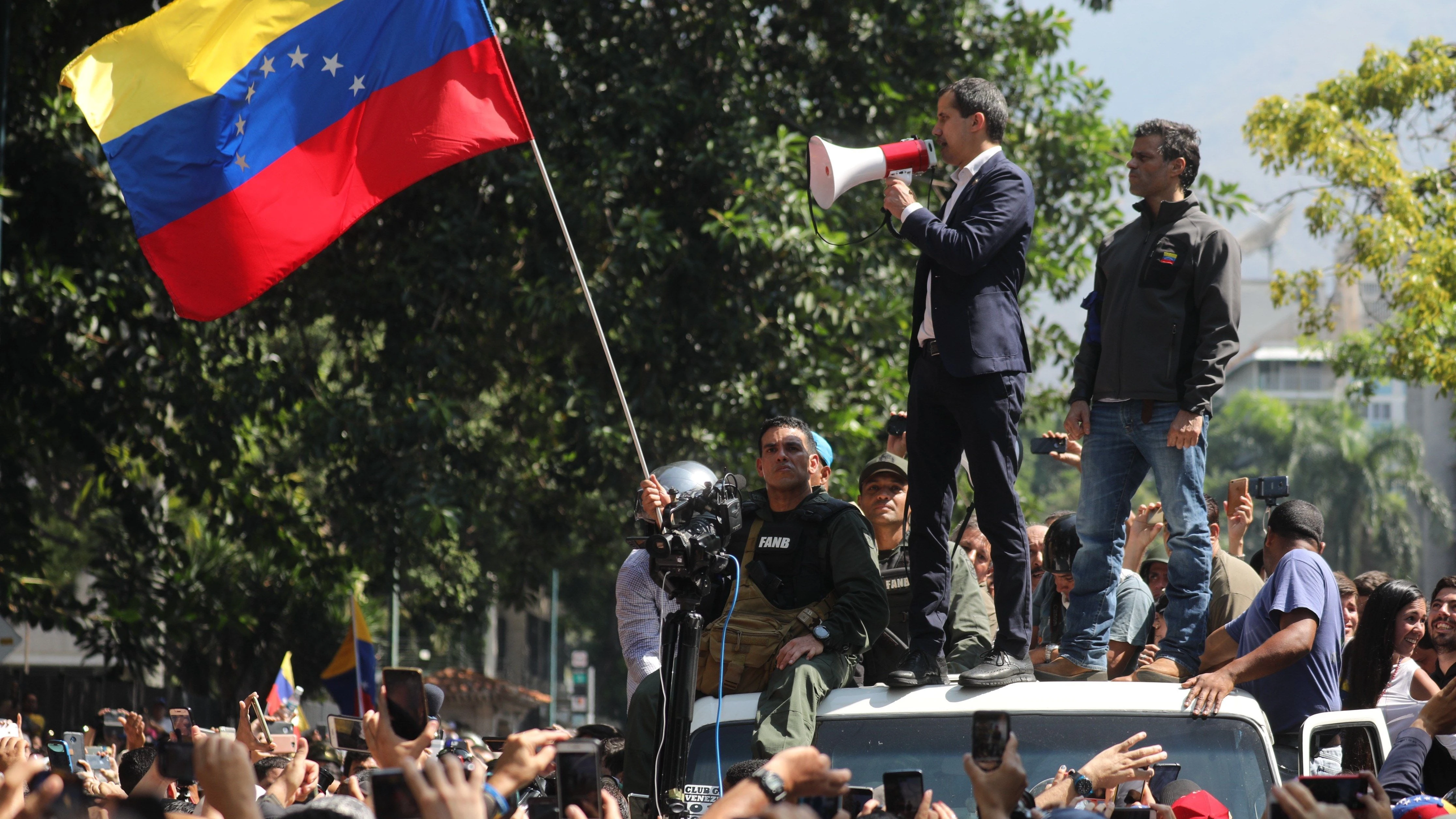 Juan Guaid&oacute; y el l&iacute;der opositor Leopoldo L&oacute;pez participan en una manifestaci&oacute;n en apoyo a su levantamiento contra el gobierno de Nicol&aacute;s Maduro el pasado martes 30 de abril, en Caracas