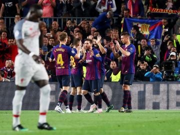 Los futbolistas del Barcelona celebran un gol