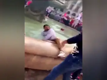 Aficionados del Liverpool tiran a un hombre a una fuente Aficionados del Liverpool tiran a un hombre a una fuente