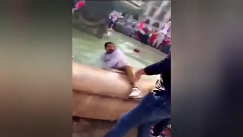 Aficionados del Liverpool tiran a un hombre a una fuente Aficionados del Liverpool tiran a un hombre a una fuente