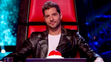 'Señora azul' llena de magia el plató de 'La Voz Senior'