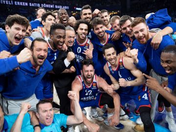 El Efes celebra el triunfo en Euroliga