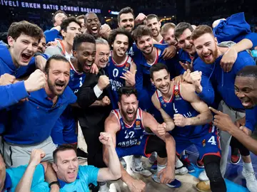El Efes celebra el triunfo en Euroliga El Efes celebra el triunfo en Euroliga